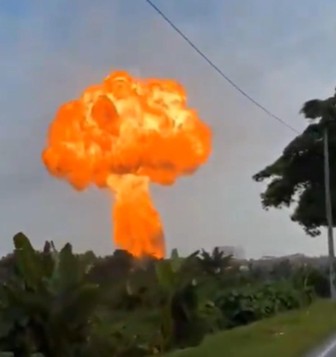 Alevler gökyüzüne kadar uzandı! Malezya da korkunç patlama: 112 kişi yaralandı... 1