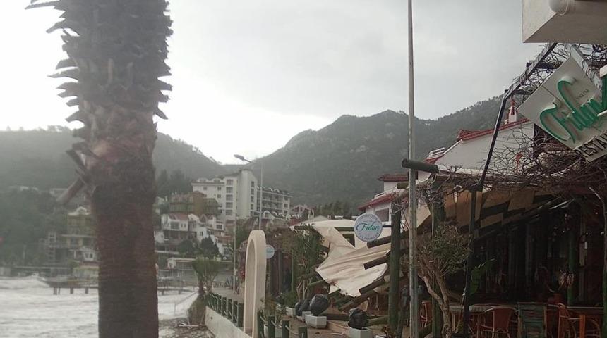 Marmaris'te fırtına etkili oldu: Tekneler kıyıya vurdu, çatılar çöktü