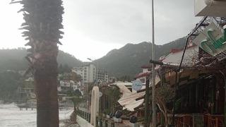 Marmaris'te fırtına etkili oldu: Tekneler kıyıya vurdu, çatılar çöktü