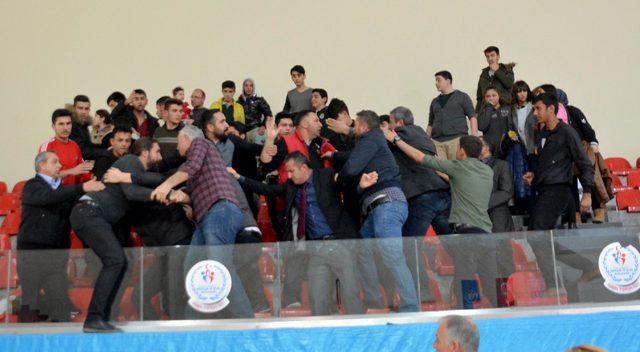 Kayseri derbisi olan voleybol maçında arbede çıktı