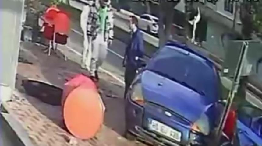 Lüks otomobiliyle 1 araç ve 6 motosikleti hurdaya çevirdi, rahat tavırları ile dikkat çekti!