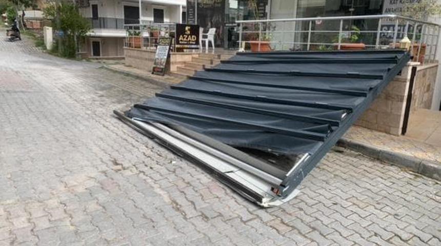 Şiddetli fırtına ortalığı birbirine kattı! Motosikletli tentenin altında kalmaktan saniyelerle kurtuldu