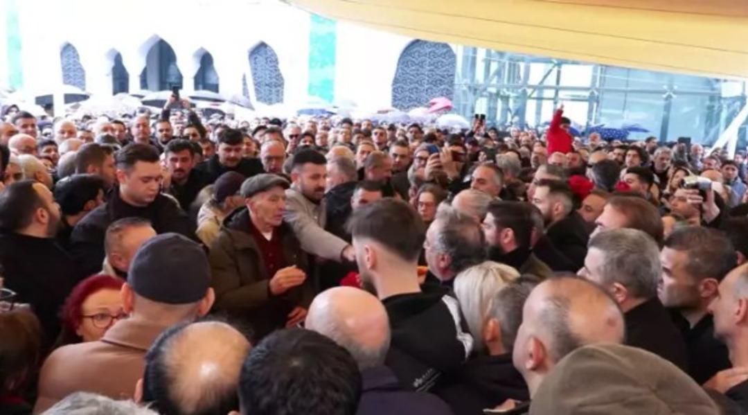 Volkan Konak a veda! Polis barikatı yıkıldı izdiham yaşandı... 4