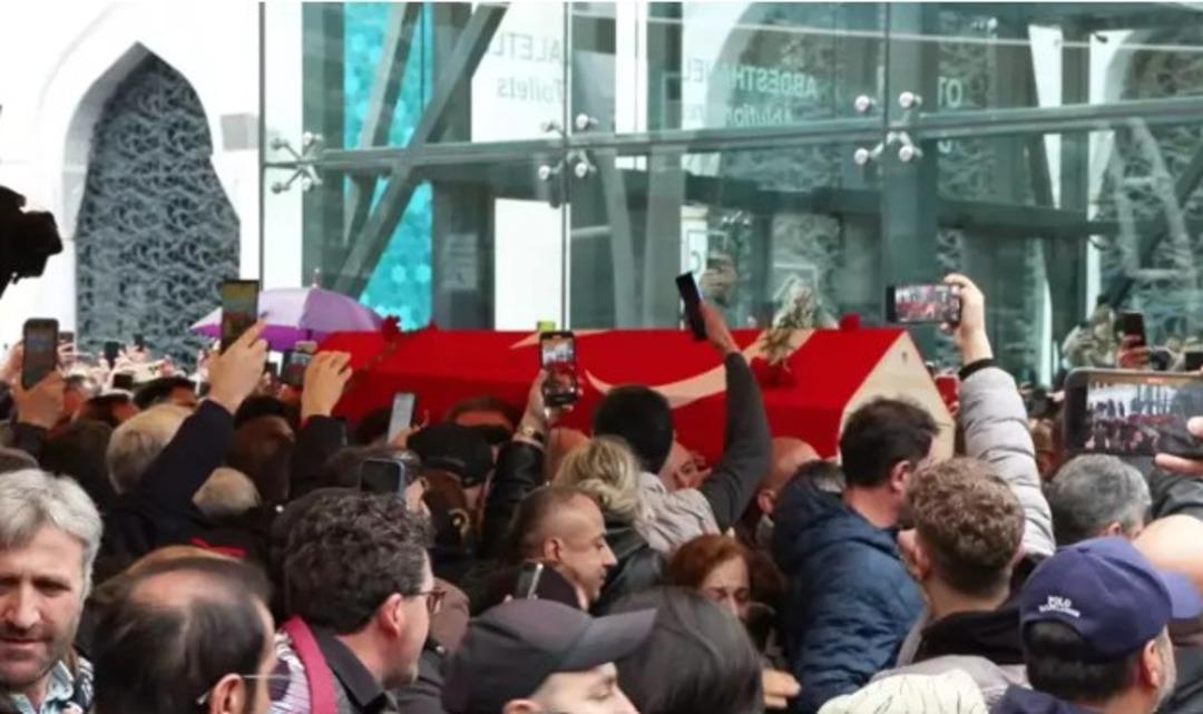 Volkan Konak a veda! Polis barikatı yıkıldı izdiham yaşandı... 3