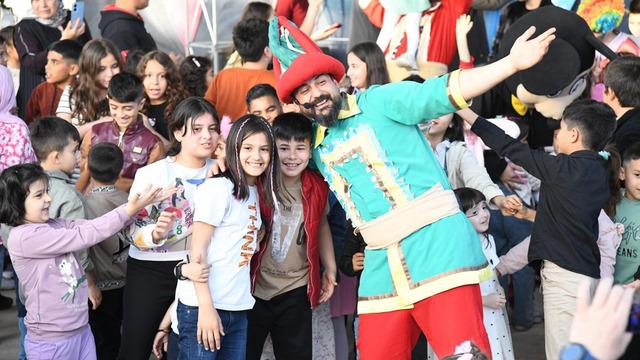 Osmaniye’de çocuklar bayram şenliğinde doyasıya eğlendi