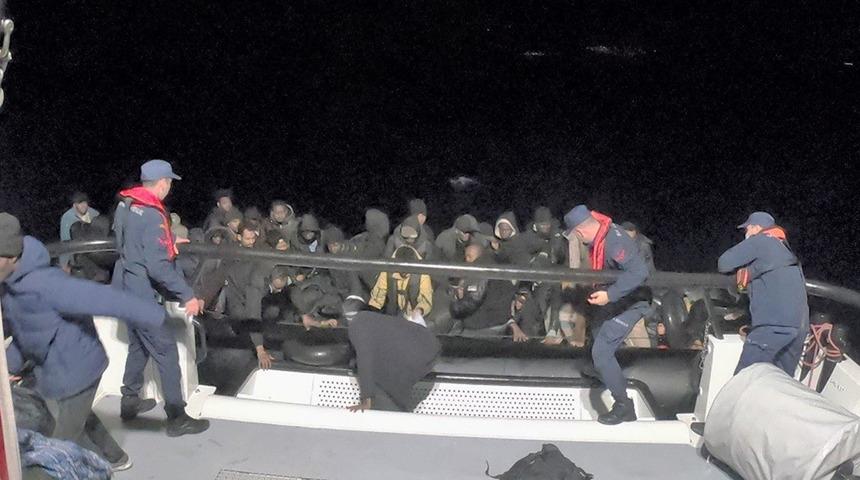 46 düzensiz göçmen lastik botta yakalandı