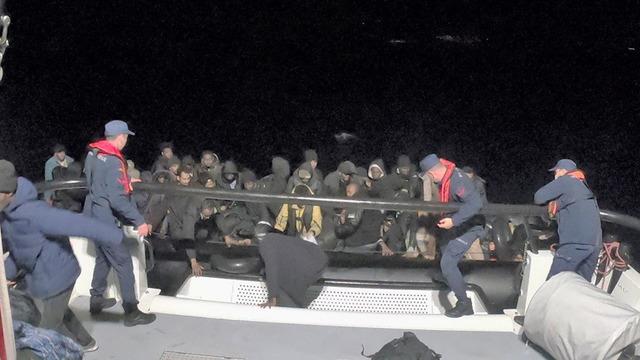 46 düzensiz göçmen lastik botta yakalandı