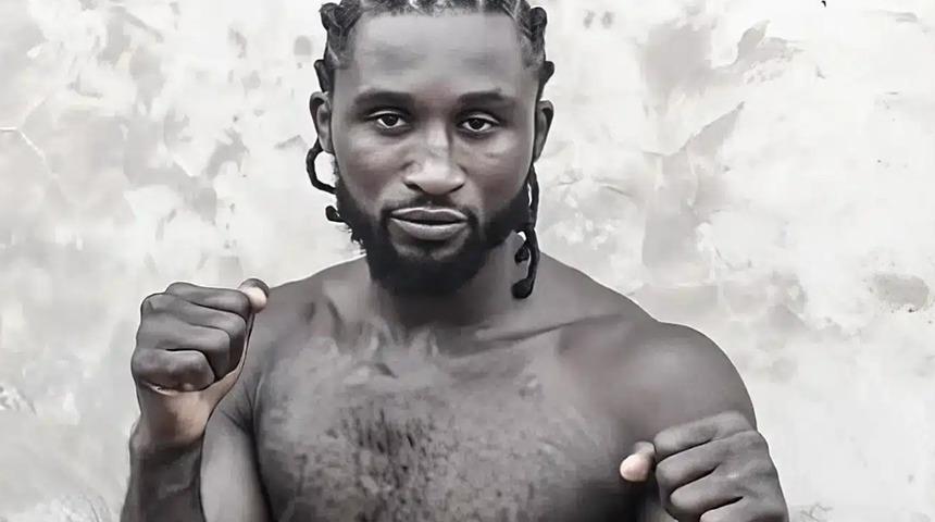 Nijeryalı boksör Olanrewaju, karşılaşma sırasında rahatsızlanarak hayatını kaybetti