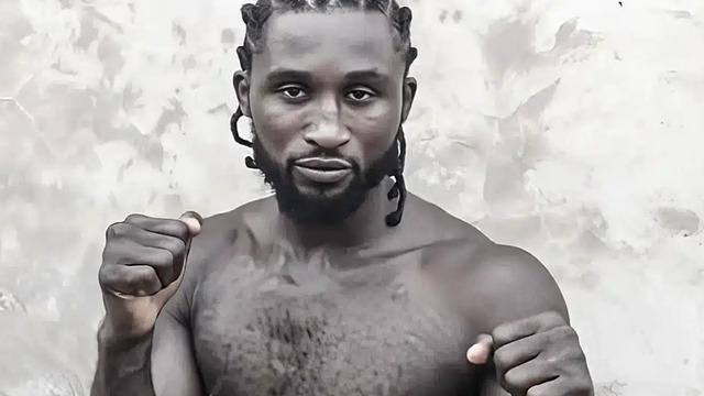 Nijeryalı boksör Olanrewaju, karşılaşma sırasında rahatsızlanarak hayatını kaybetti