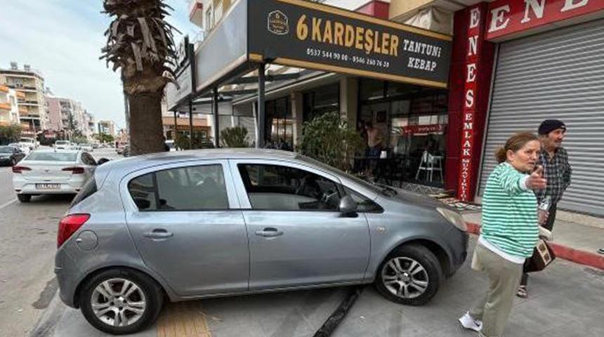 Kontrolden çıkan araç kafeye daldı: O anlar kameraya yansıdı