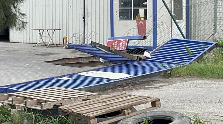 Hatay’da şiddetli fırtına: Su deposu devrildi, konteynerleri uçurdu