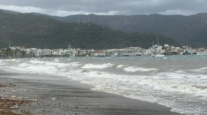 Karapınar’ı lodos vurdu