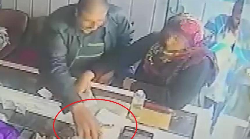 Kuyumcuda altın bakan şahıs kaşla göz arasında 100 bin TL'lik altın bilekliği cebine attı