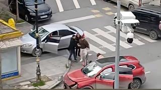 Kazaya sinirlendi aracından inip sürücüye saldırdı! Cama tekme savurup kapıyı açmaya çalıştı...