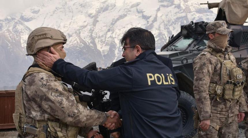 Hakkari İl Emniyet Müdürü İdris Yılmaz, görevli polislerin bayramını kutladı
