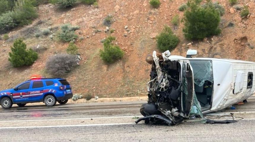 Mersin'de minibüs devrildi! Yaralılar var