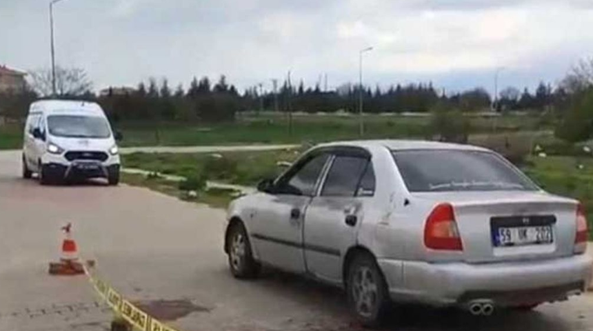 Araba kullanırken cinnet geçirdi arkadaşını boğazından bıçakladı