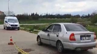 Araba kullanırken cinnet geçirdi arkadaşını boğazından bıçakladı