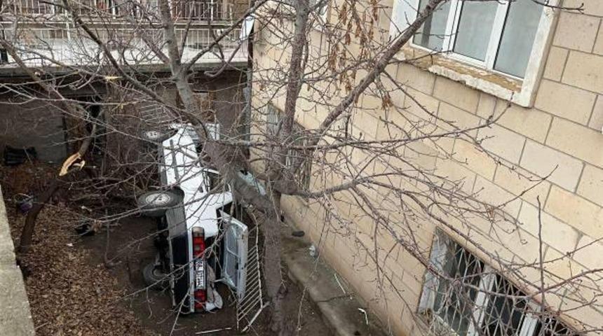 Kontrolden çıkan otomobil bahçeye uçtu