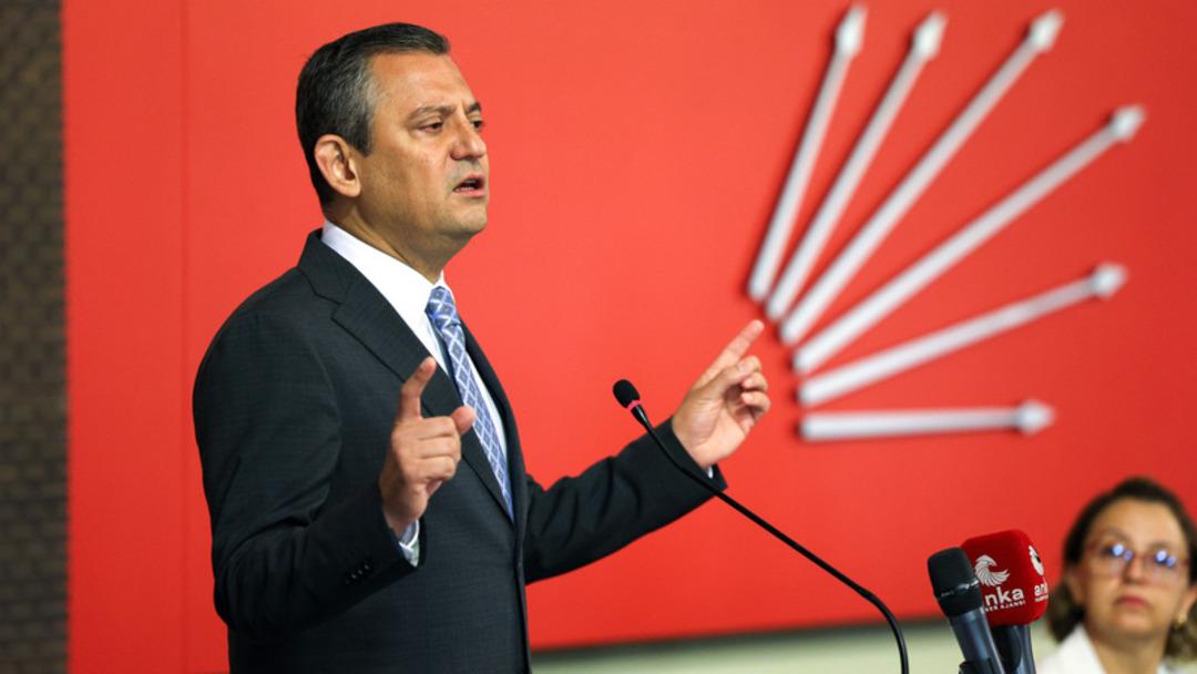 El vicepresidente del Partido AK, Acar, reacciona ante el líder del CHP, Özel