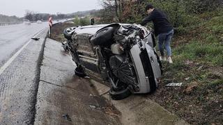 Bursa'da otomobil yağmur suyu kanalına düştü: 2 yaralı
