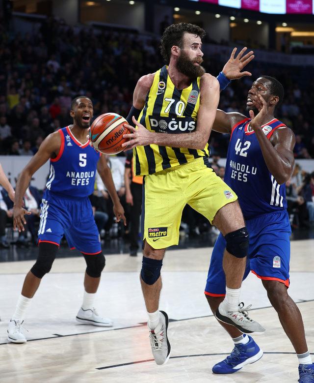 Anadolu Efes, Fenerbahçe Doğuş'u kupanın dışına itti