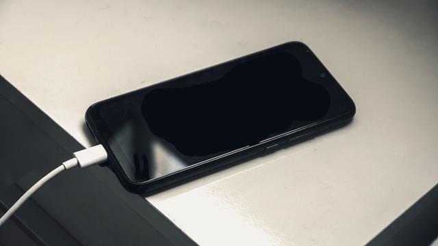 Telefon şarjdayken neden ısınır, normal mi? Telefon şarjdayken ısınıyorsa ne yapılması gerekir?
