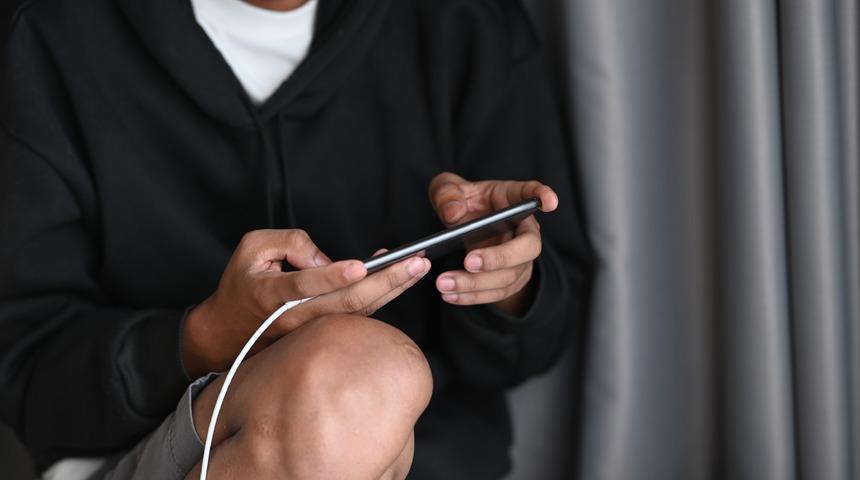 Şarjdayken telefonla oynamak telefona zarar verir mi? Şarjda telefonla oynamak pil sağlığını düşürür mü?