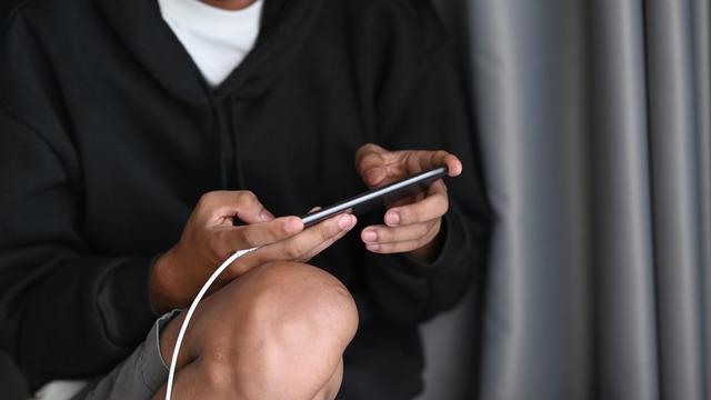 Şarjdayken telefonla oynamak telefona zarar verir mi? Şarjda telefonla oynamak pil sağlığını düşürür mü?