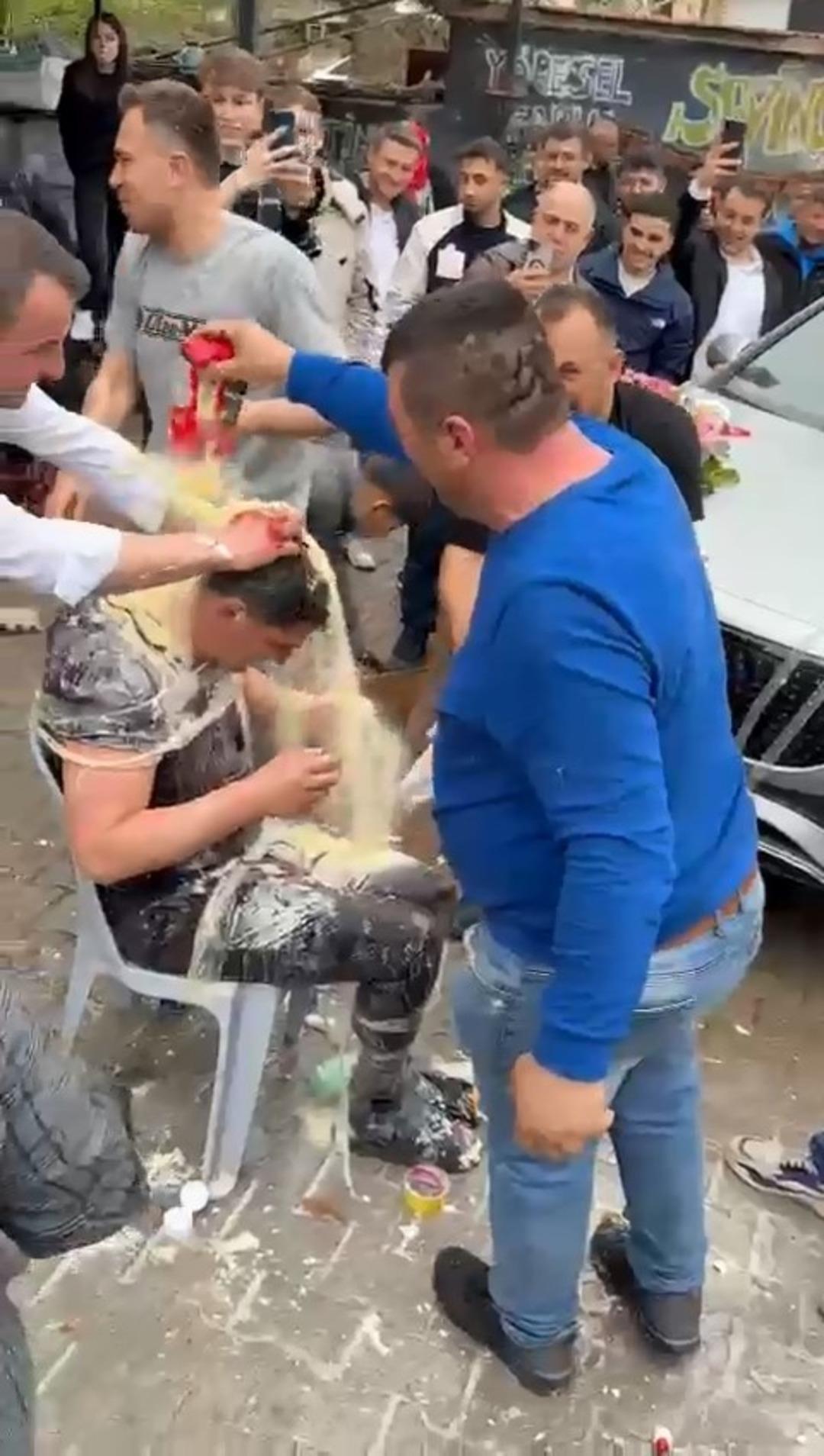 Düğüne giderken çifte işkence gibi şaka! Damadın başına gelenler: Ketçap, mayonez, yumurta, un...  2