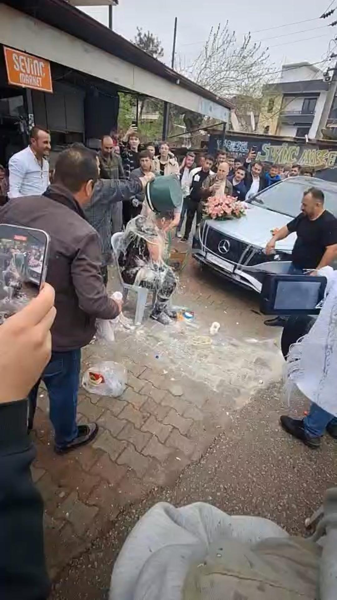 Düğüne giderken çifte işkence gibi şaka! Damadın başına gelenler: Ketçap, mayonez, yumurta, un...  3