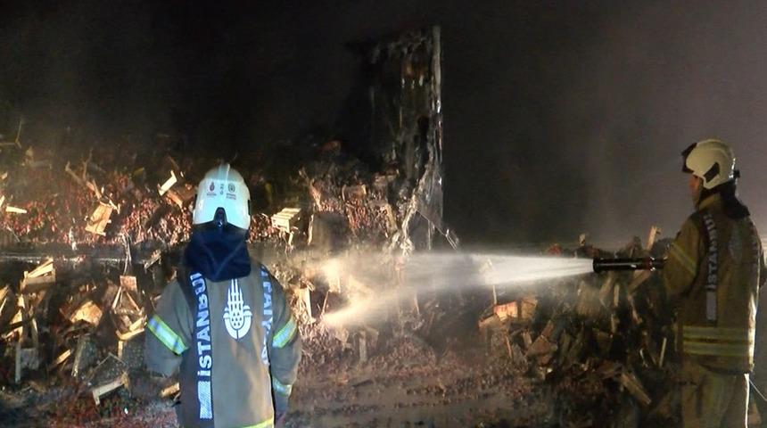 Beykoz'da 6 ton çilek yüklü tır alev alev yandı