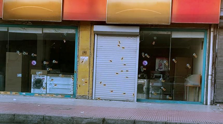 Sonu cinayet olan kavgayı ayırmadığı için bela oldular! Dükkanına 57 el ateş edildi