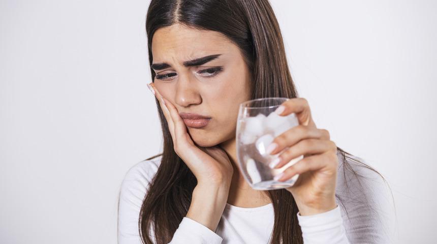Soğuk bir şey yiyip içtiğimizde neden dişimiz acıyıp sızlar? Sebebi nedir? Nasıl geçer?
