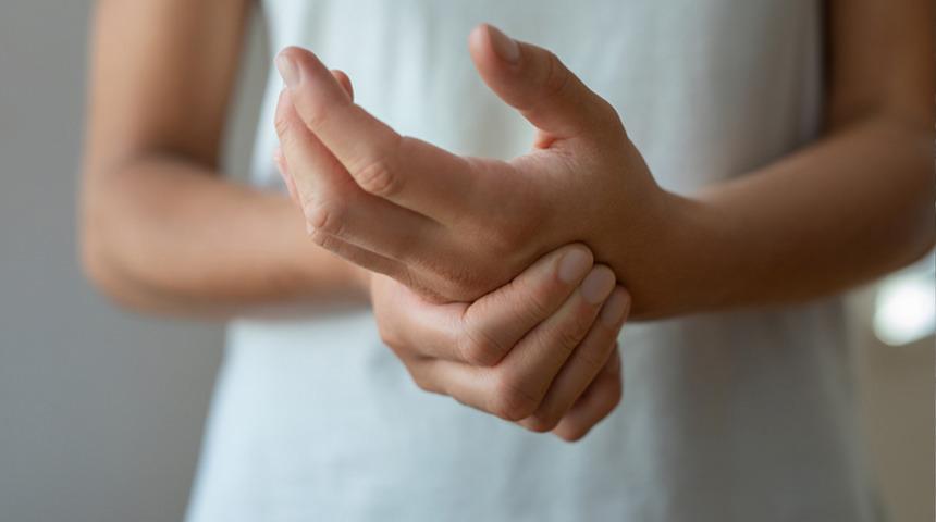 Eli kendi kendine hareket etmeye başladı! "Elim, kendi isteğim dışında yüzümü ve saçlarımı okşadı"