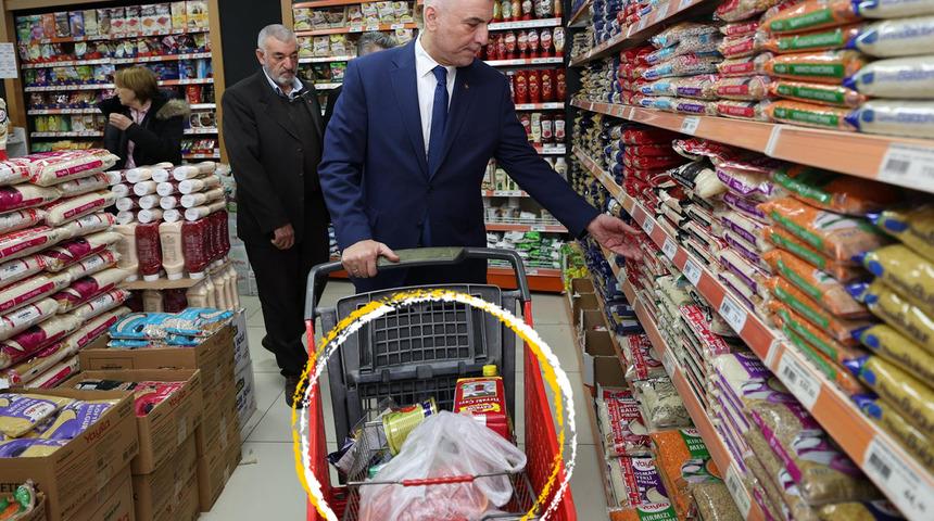 Ticaret Bakanı Bolat alışverişte: Kıyma, süt, kaşar... Tüketim boykotuna karşı sosyal medyasından paylaştı!