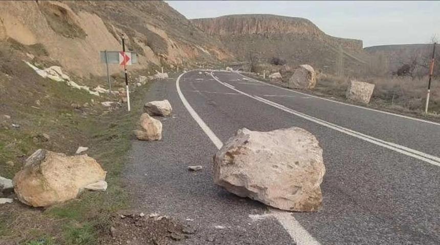 Koparak yola düşen kaya parçaları yürekleri ağza getirdi