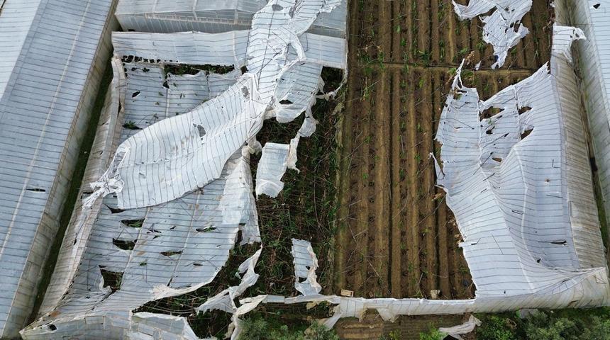 2 bin dönümlük alanda 200 milyon liralık hasar... Mersin'de seraları hortum vurdu!