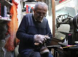 63 yıldır 3,5 metrekarelik dükkanda ayakta kalıyor! 400 TL'ye tamir ediyor "İnsanların bütçesi yetmediği için almak istemiyor" 