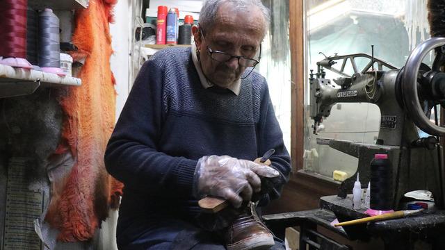 63 yıldır 3,5 metrekarelik dükkanda ayakta kalıyor! 400 TL'ye tamir ediyor İnsanların bütçesi yetmediği için almak istemiyor 