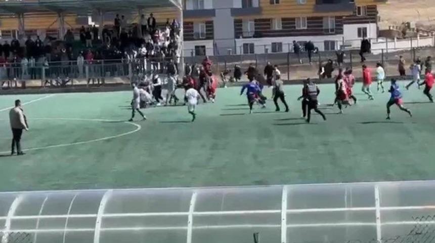 Futbol sahası savaş alanına döndü! Polis müdahale etti