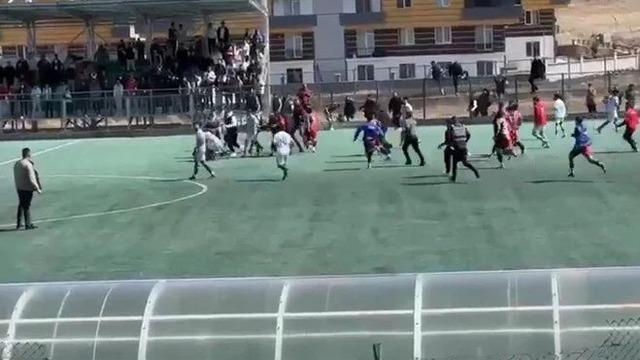 Futbol sahası savaş alanına döndü! Polis müdahale etti