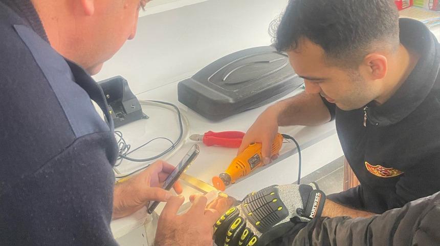 Parmağında sıkışan yüzük spiralle kesilerek çıkartıldı