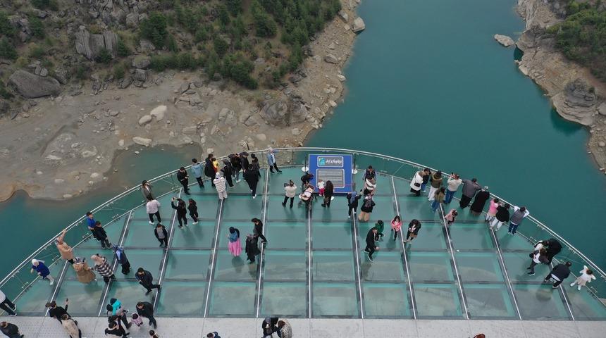 Tam 160 metre yükseklikte! Ali Kayası Cam Teras'ı bayram tatilinde ziyaretçilerini ağırlıyor, görsel şölen yaşatıyor