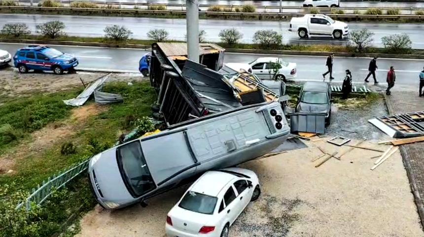 Manavgat'ta hortum! Üçgen ev yaklaşık 20 metre savrularak parçalandı, motokaravan devrildi... Otomobiller zarar gördü
