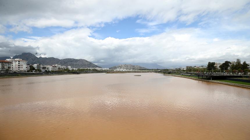 Antalya'da sağanak sonrası denizin rengi değişti