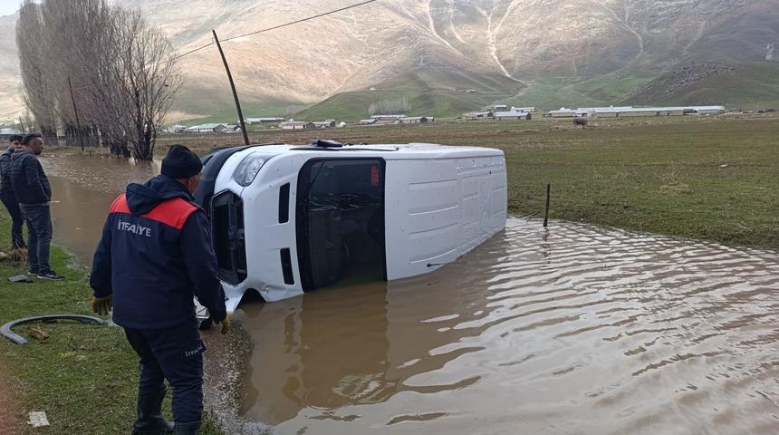 Hakkari'de sürücüsünün köpeğe çarpmamak için manevra yaptığı minibüs devrildi