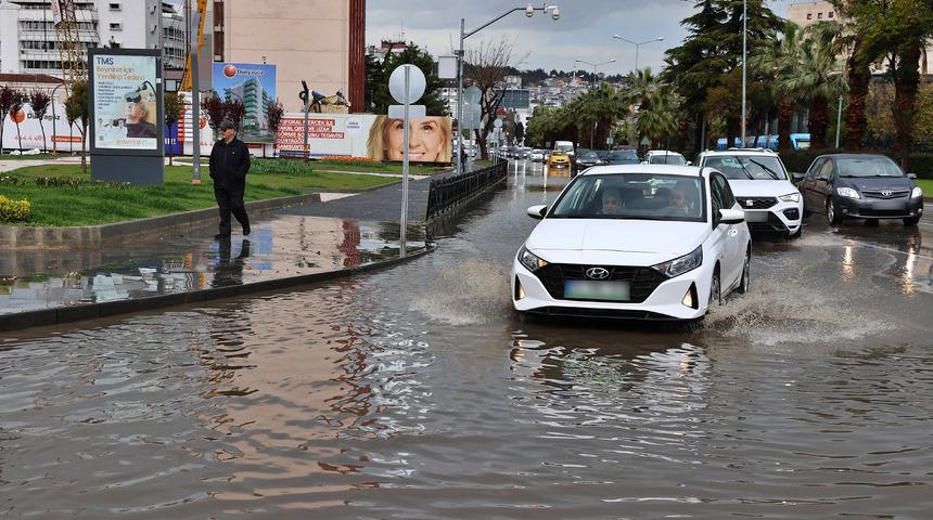 Samsun'da sağanak ve dolu etkili oldu, sürücüler zor anlar yaşadı
