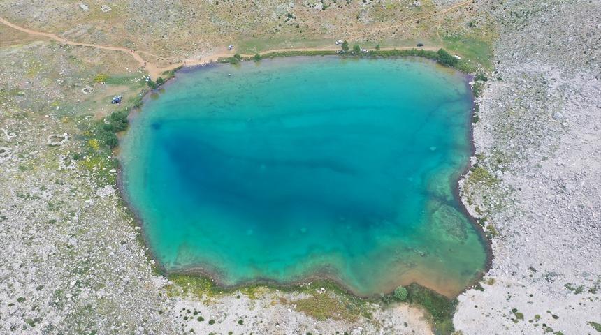 Antalya'daki Yeşil G&ouml;l'&uuml;n suyu &ccedil;ekildi: "Yaz aylarında serinlediğimiz g&ouml;lde şimdi y&uuml;r&uuml;yoruz"