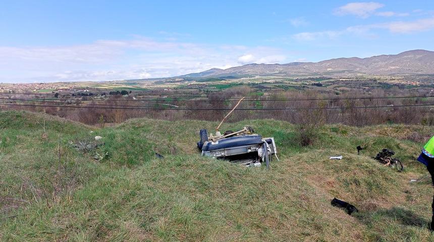 Kastamonu'da devrilen otomobilin s&uuml;r&uuml;c&uuml;s&uuml; hayatını kaybetti